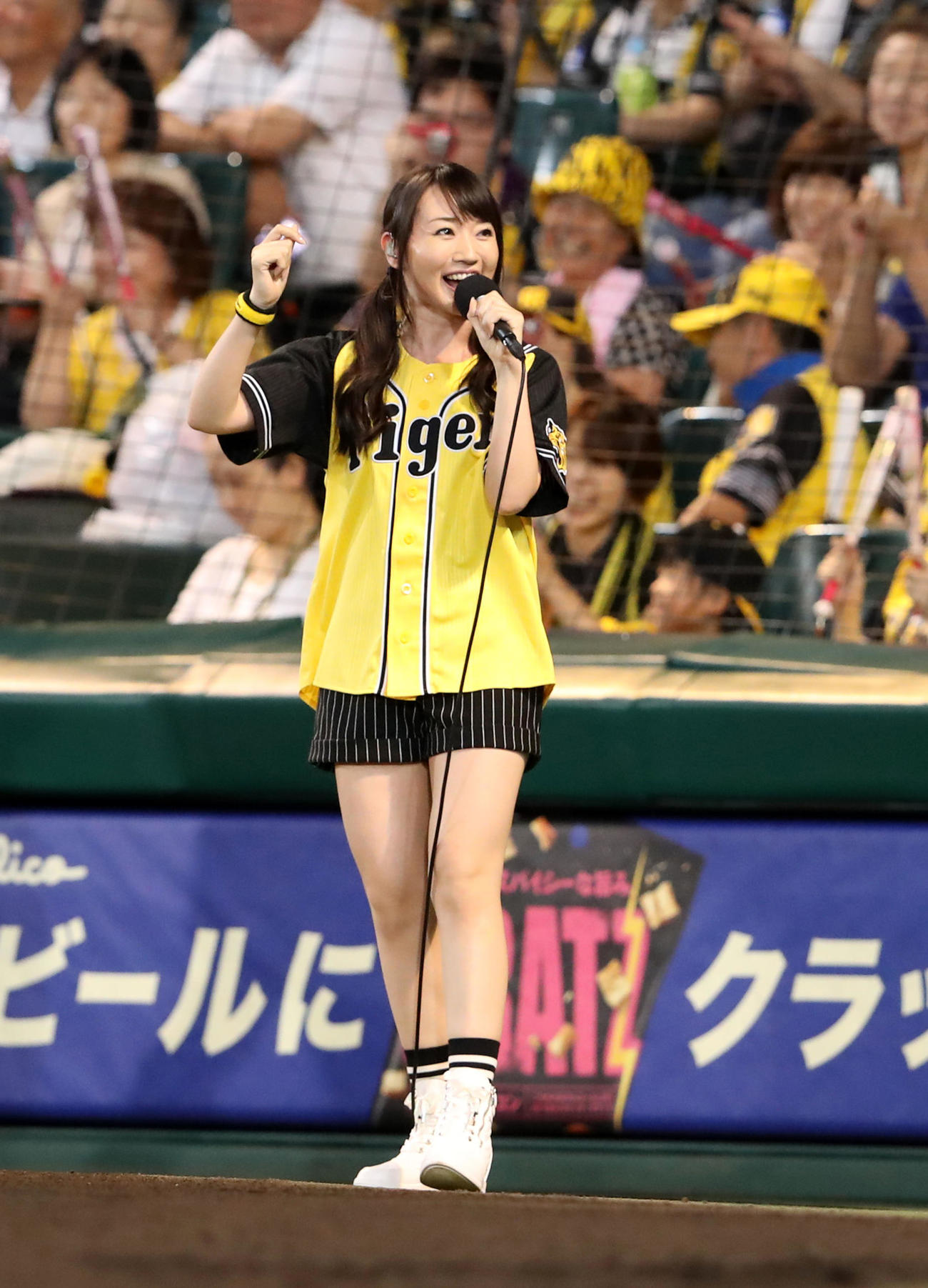 甲子園球場で六甲おろしを歌う水樹奈々（2016年7月撮影）