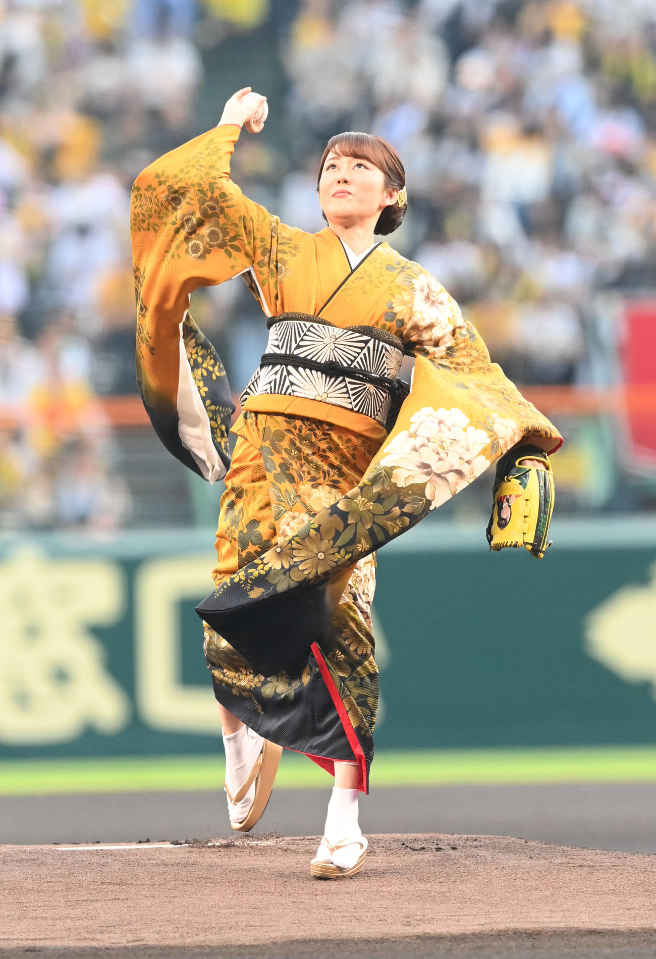 2023年6月13日、甲子園球場で始球式を務める演歌歌手の丘みどり