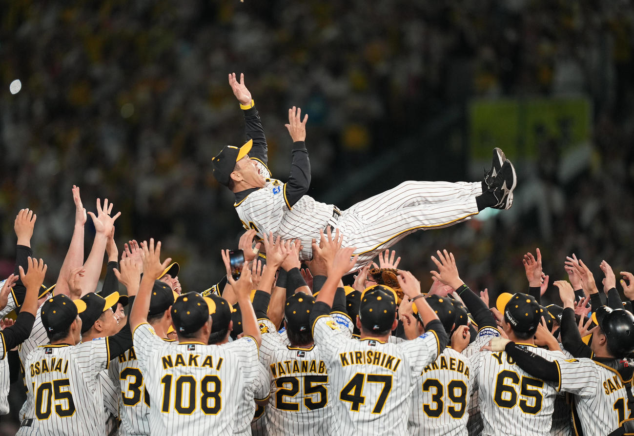 阪神対巨人　リーグ優勝を決め、胴上げされる岡田監督（撮影・狩俣裕三）