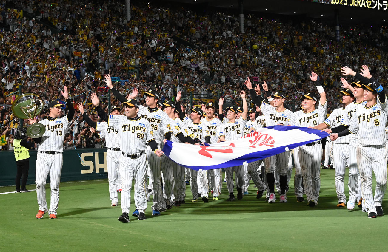 阪神対巨人　優勝ペナントを手に場内を1周する阪神ナイン（撮影・前岡正明）