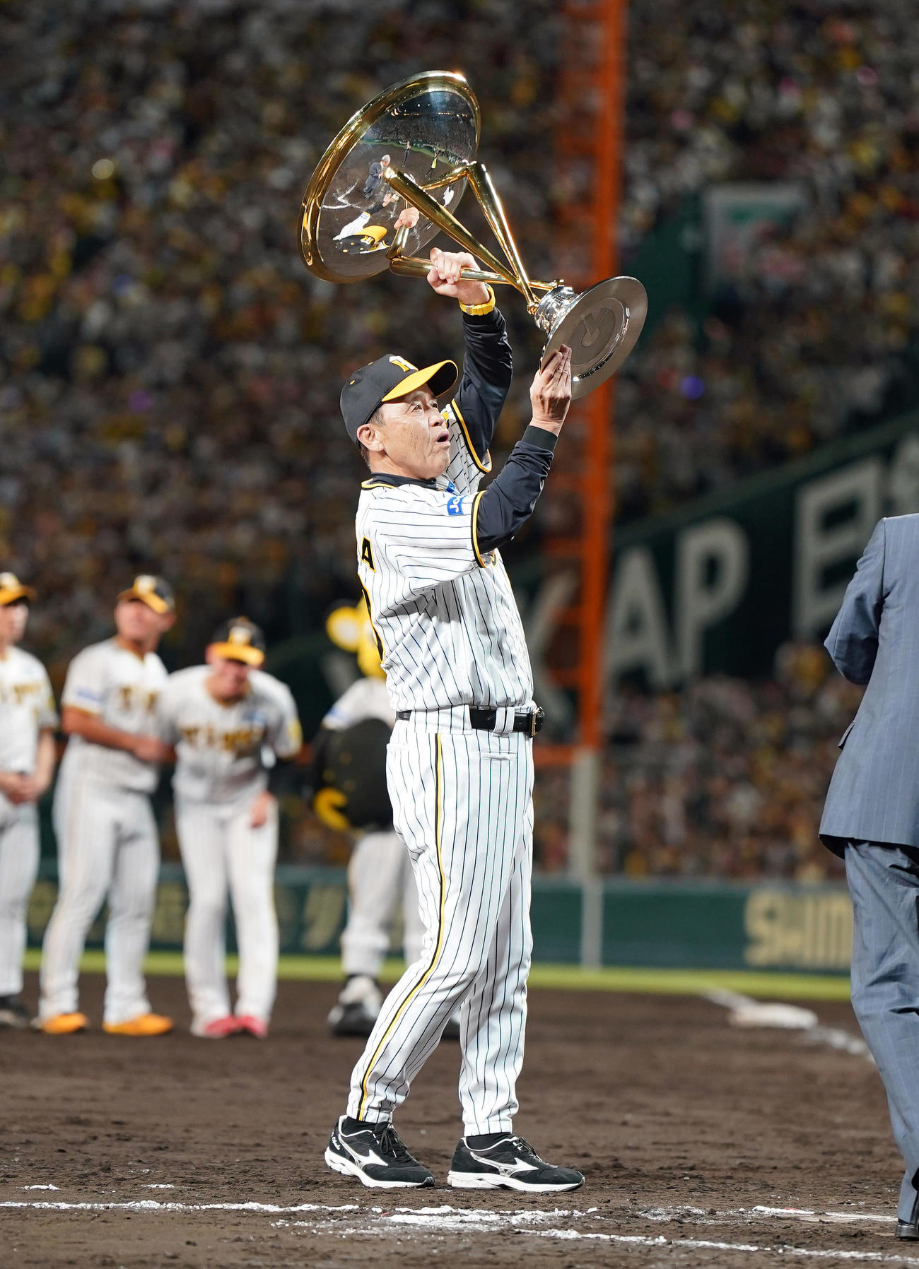 阪神対巨人　セ・リーグ優勝杯を掲げる岡田監督（撮影・狩俣裕三）