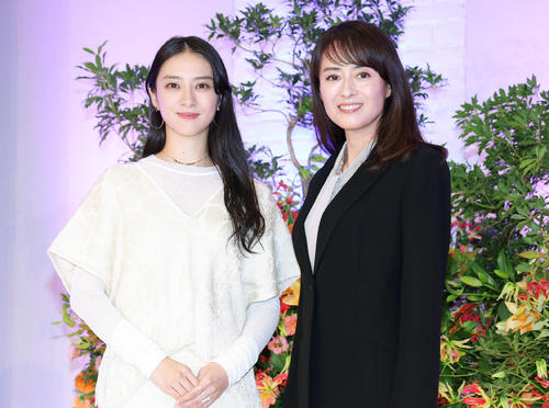 テレビ朝日系、松本清張ドラマスペシャル「顔」でダブル主演を務める武井咲（左）と後藤久美子（撮影・河田真司）