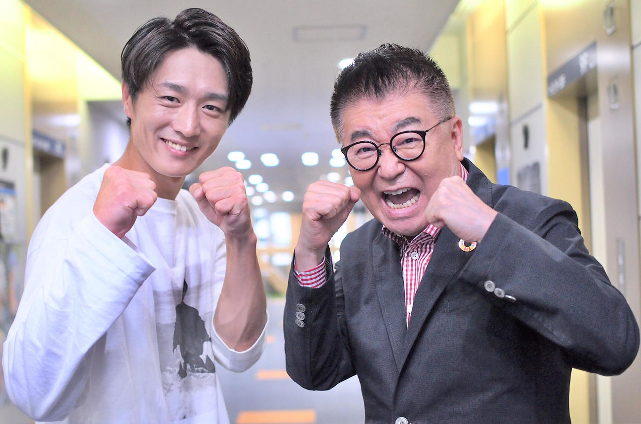 ボクシングのファイティングポーズを取る真田ナオキ（左）と生島ヒロシ