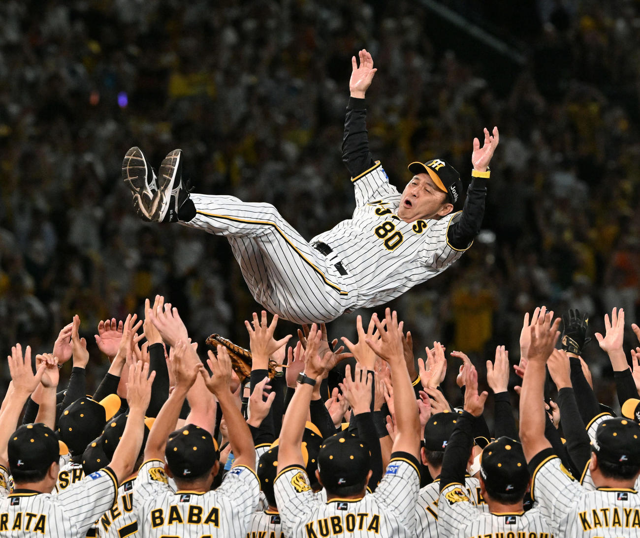 阪神対巨人　セ・リーグ優勝を決め胴上げされる岡田監督（9月14日撮影）
