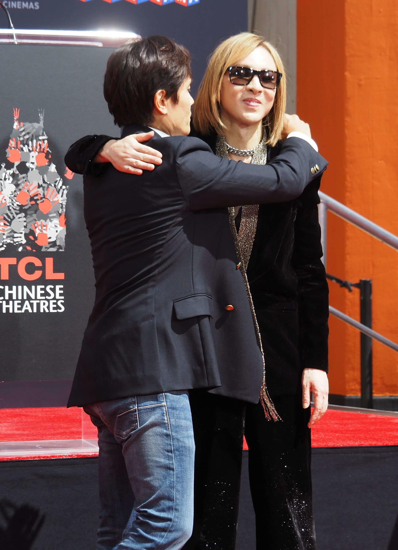 韓国人俳優イ・ビョンホンと抱き合うYOSHIKI（撮影・遠藤尚子）