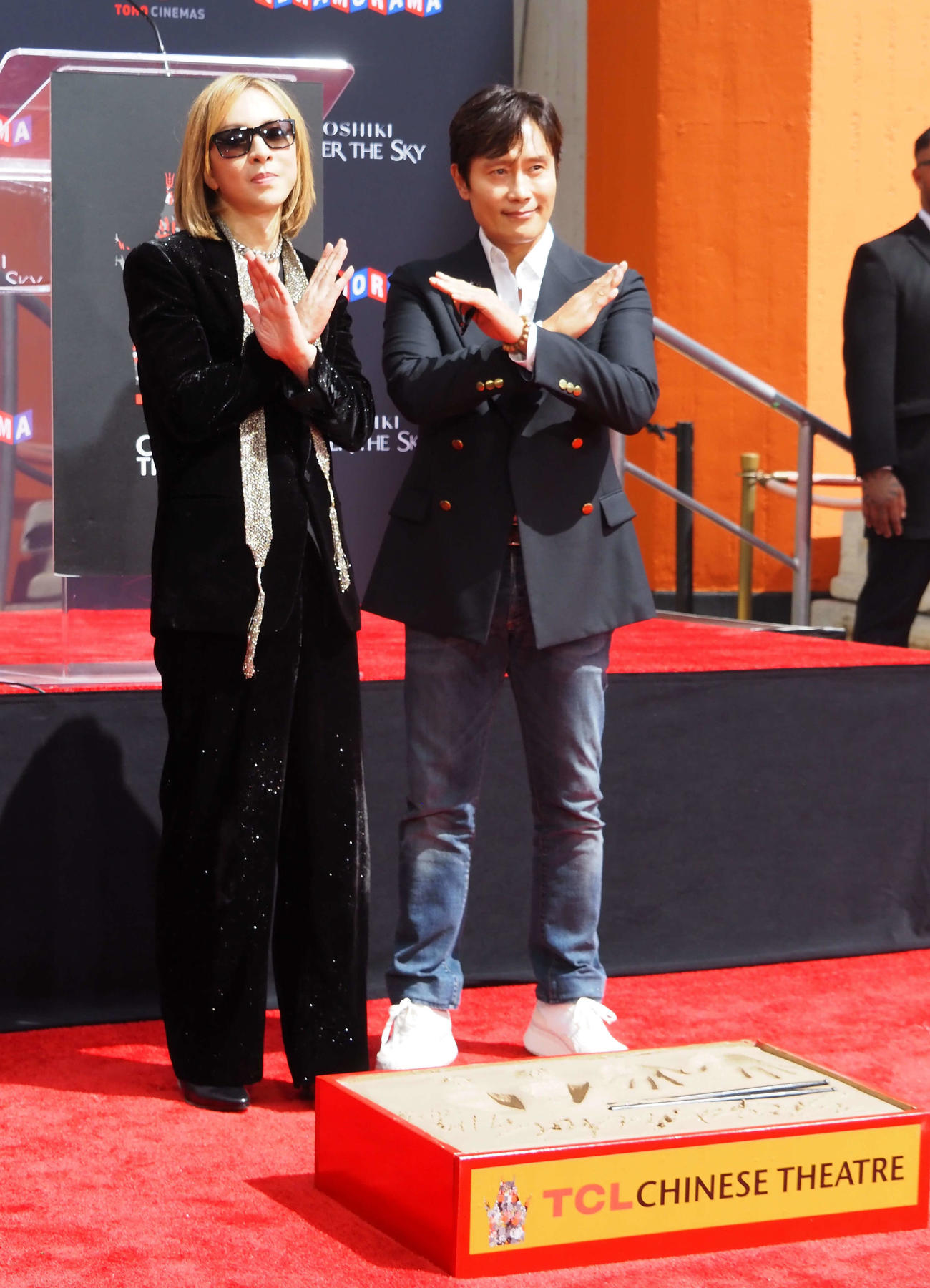 イ・ビョンホン（右）と記念撮影するYOSHIKI（撮影・遠藤尚子）