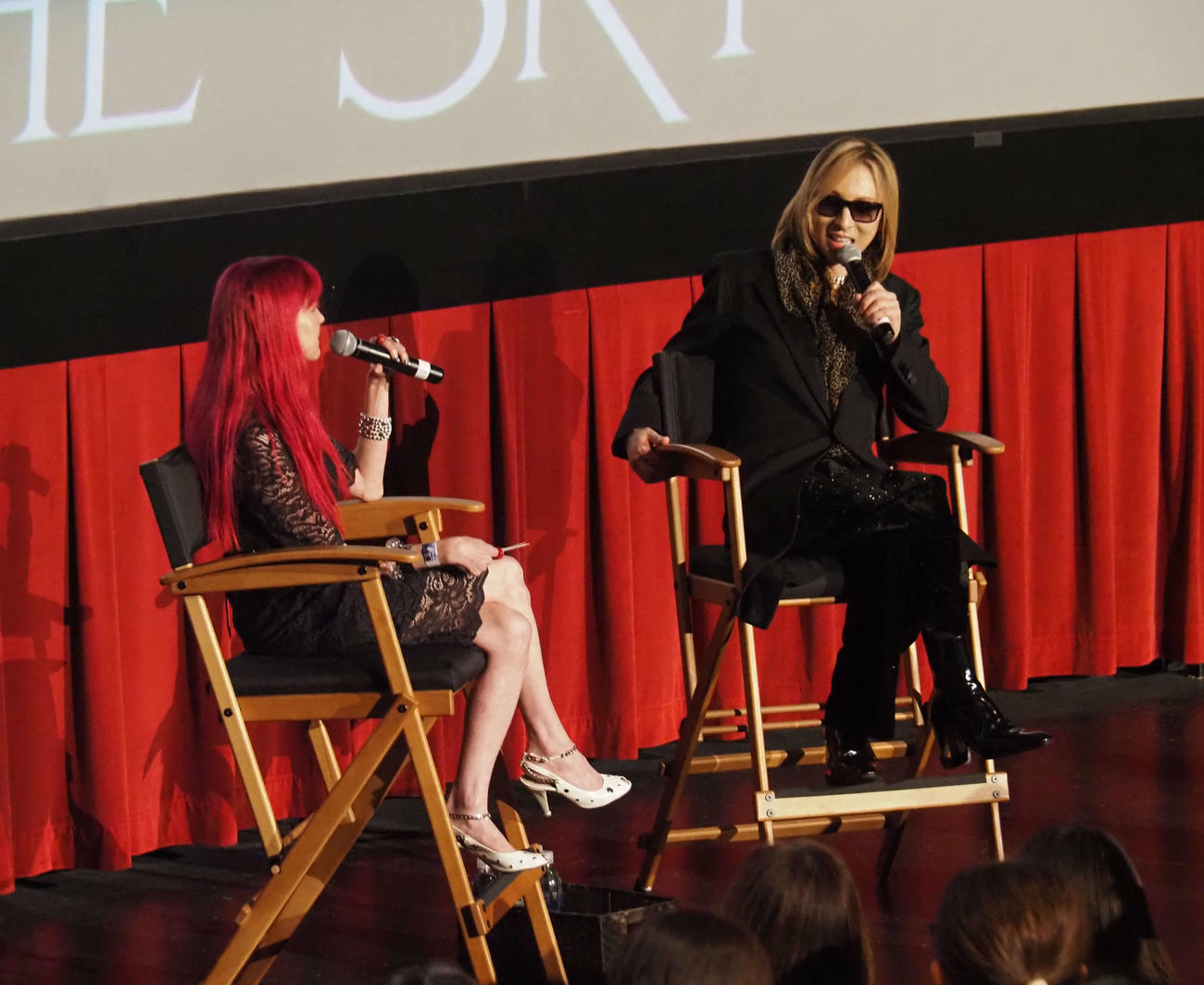 監督を務める音楽ドキュメンタリー映画「YOSHIKI：UNDER THE SKY」ハリウッドプレミアでトークするYOSHIKI（撮影・遠藤尚子）