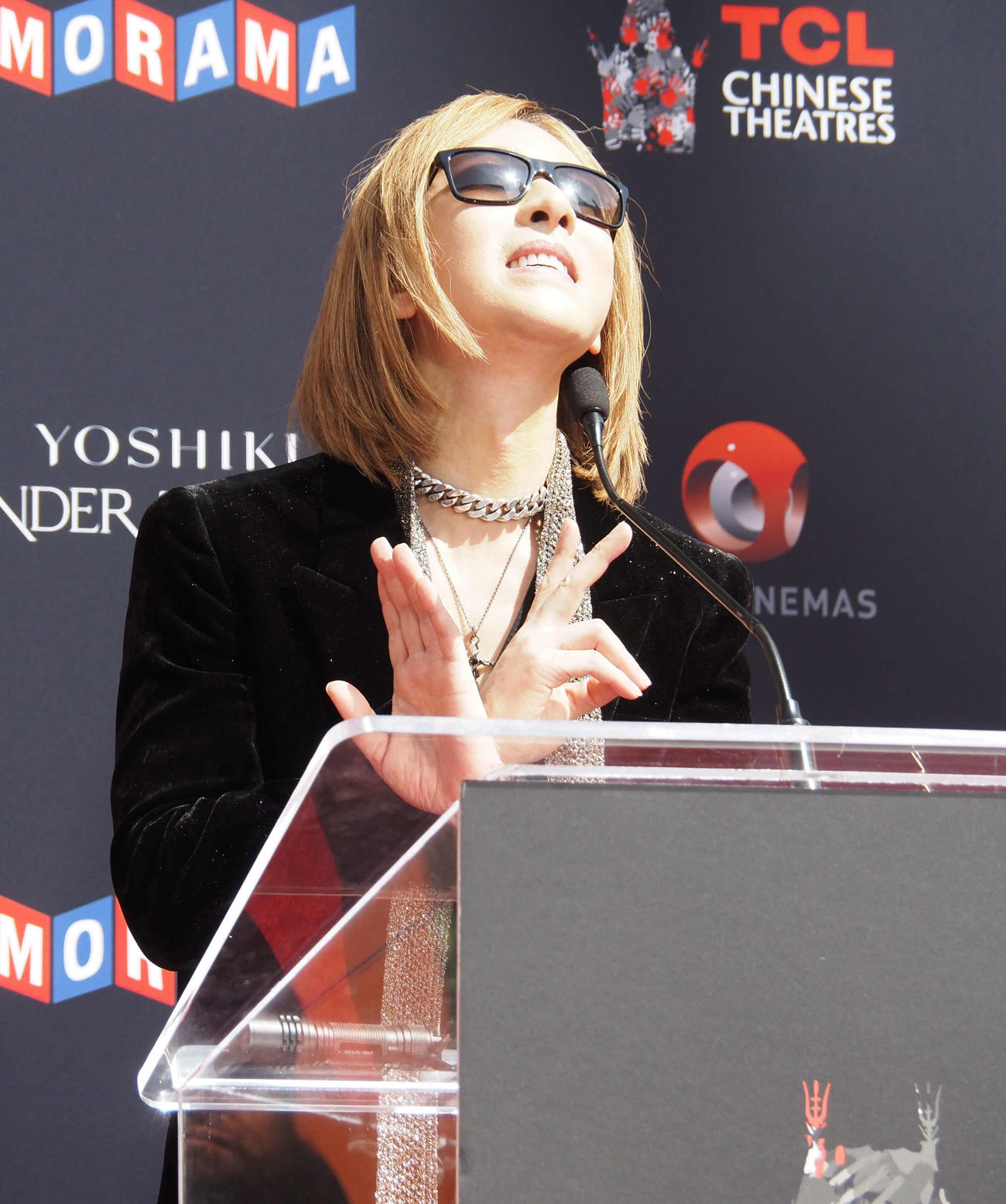 感激の表情で“Xポーズ”を決めるYOSHIKI（撮影・遠藤尚子）