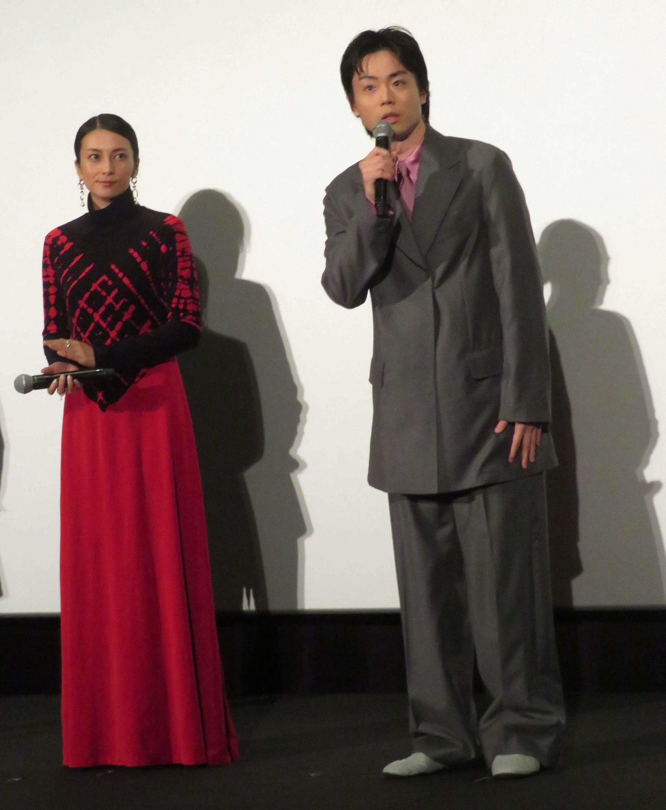 「ミステリと言う勿れ」初日舞台あいさつに登壇した菅田将暉（右）と柴咲コウ（撮影・村上幸将）
