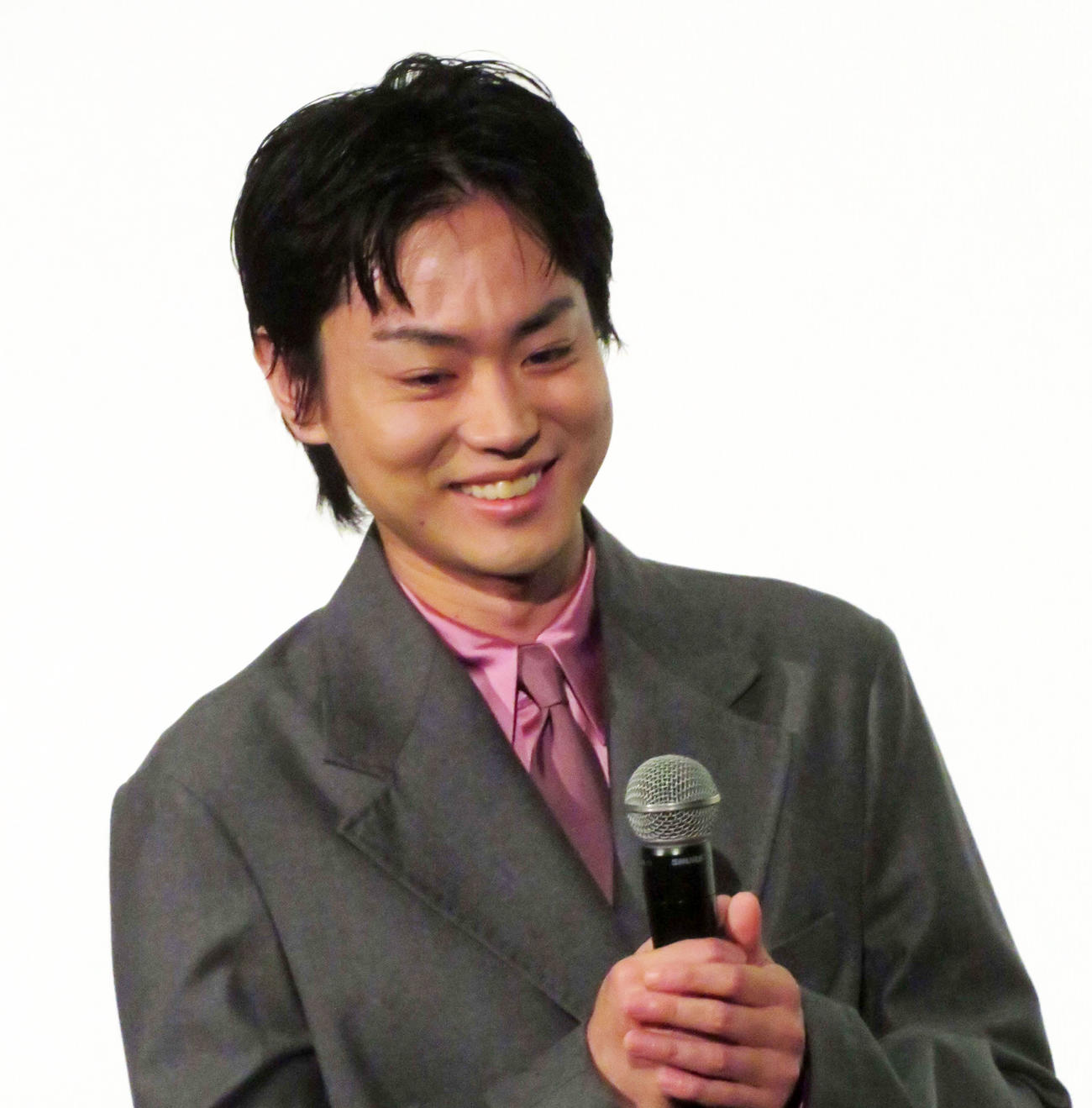 「ミステリと言う勿れ」初日舞台あいさつで笑みを浮かべる菅田将暉（撮影・村上幸将）
