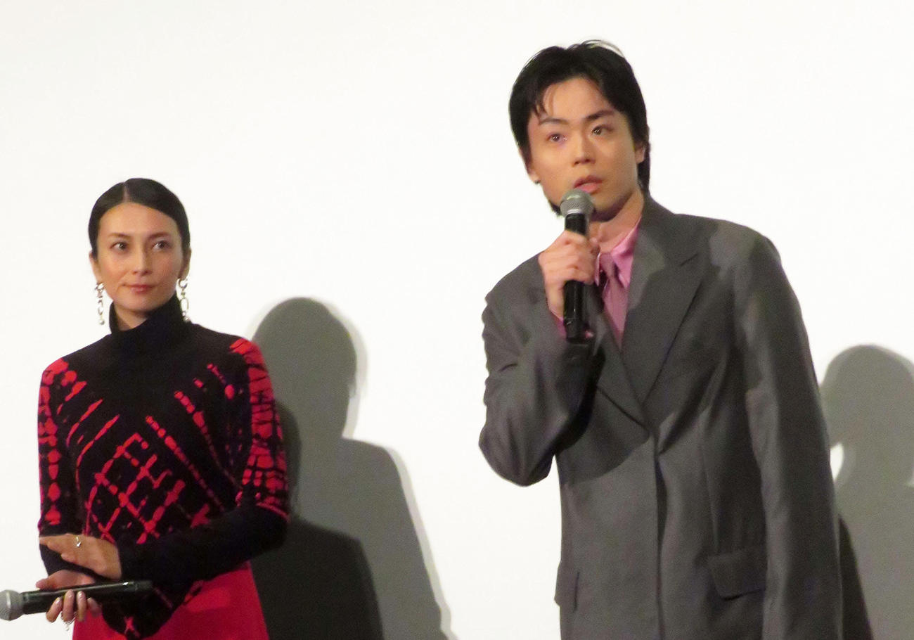 「ミステリと言う勿れ」初日舞台あいさつに登壇した菅田将暉と柴咲コウ（撮影・村上幸将）
