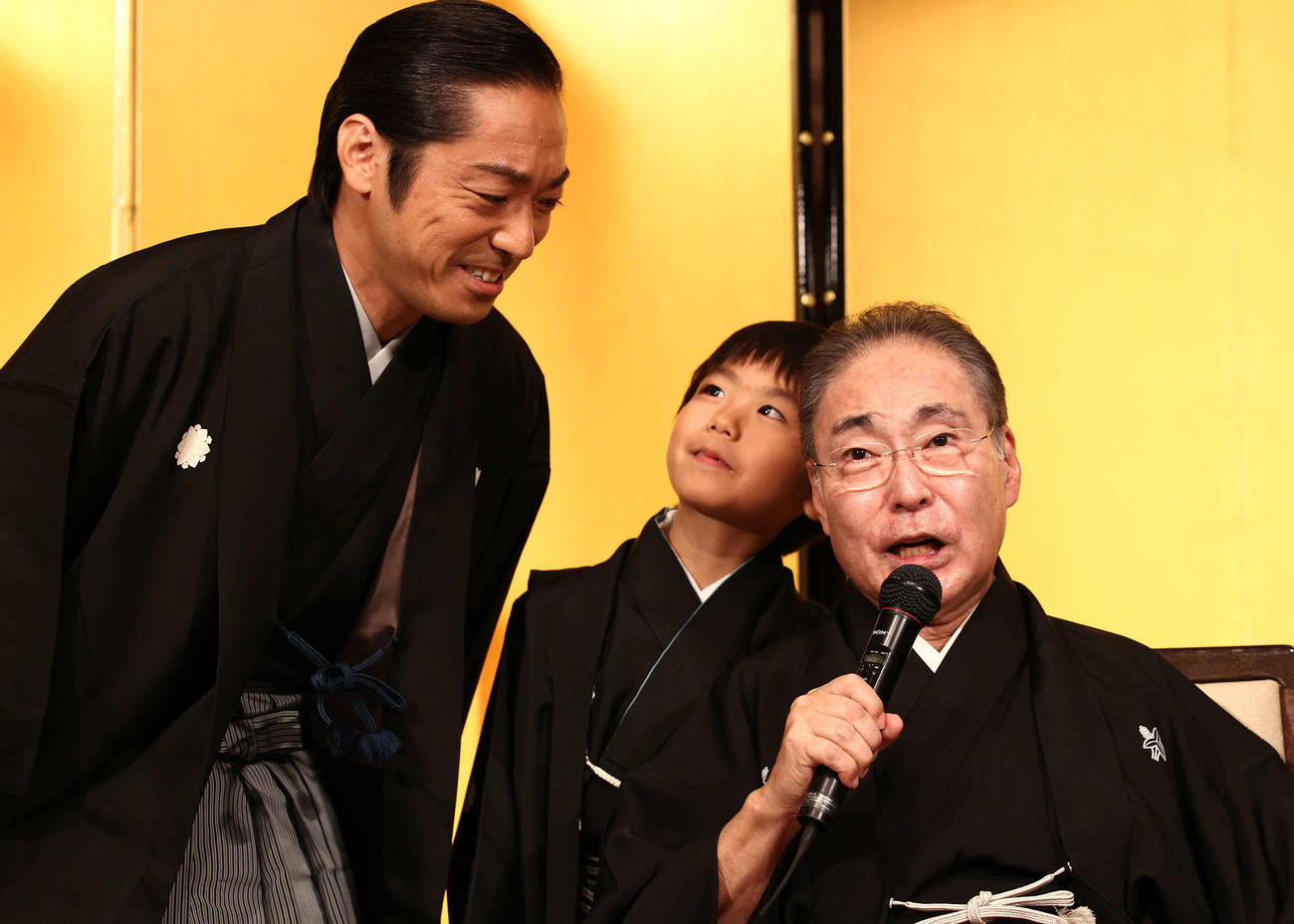 市川猿翁さん（右）と香川照之（2011年撮）