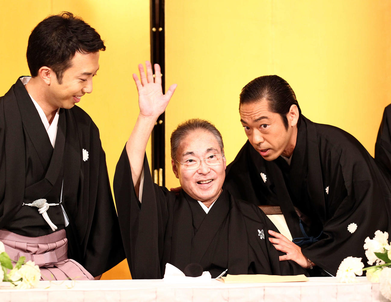 香川照之（右）と市川亀治郎（左）に手を取られて着席した市川猿之助時代の猿翁さん（2011年撮影）