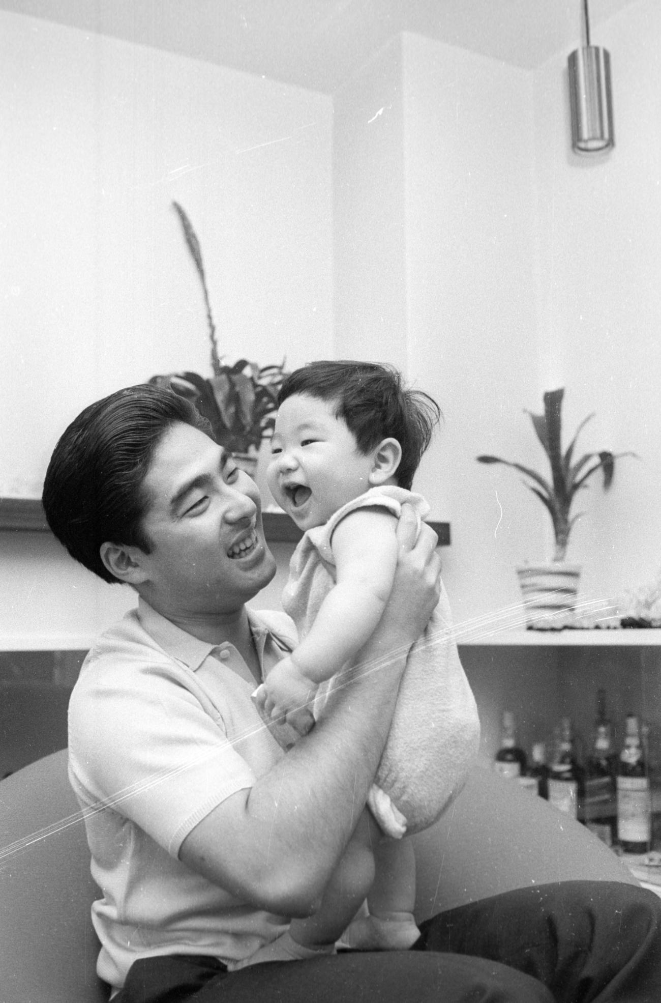 1966年7月、3代目市川猿之助（26歳＝本名・喜熨斗政彦、のち2代目市川猿翁）に抱かれる生後7か月の照之ちゃん（1965年12月7日生まれ、68年両親離婚のため母・浜木綿子に引き取られ香川照之、のち9代目市川中車）