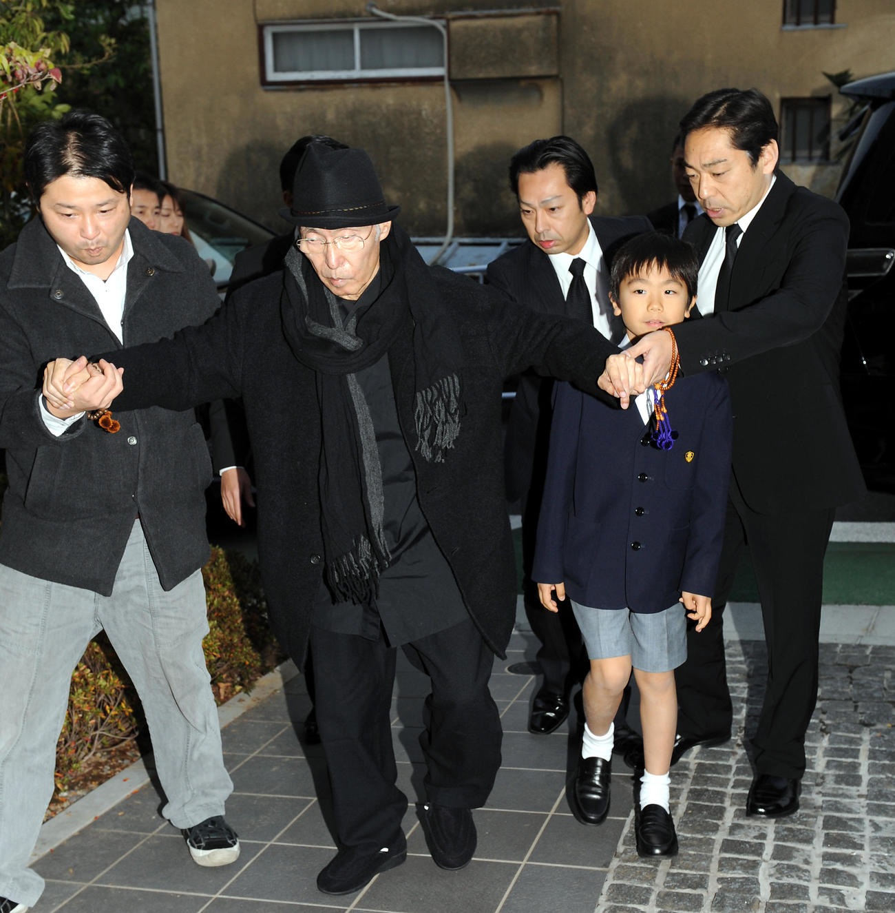 2012年12月5日、都内の中村勘三郎さん宅に親子3代で弔問に訪れた市川猿翁（左から2人目）、市川中車こと香川照之（右端）、市川団子（右から2人目）（撮影・高田文太）