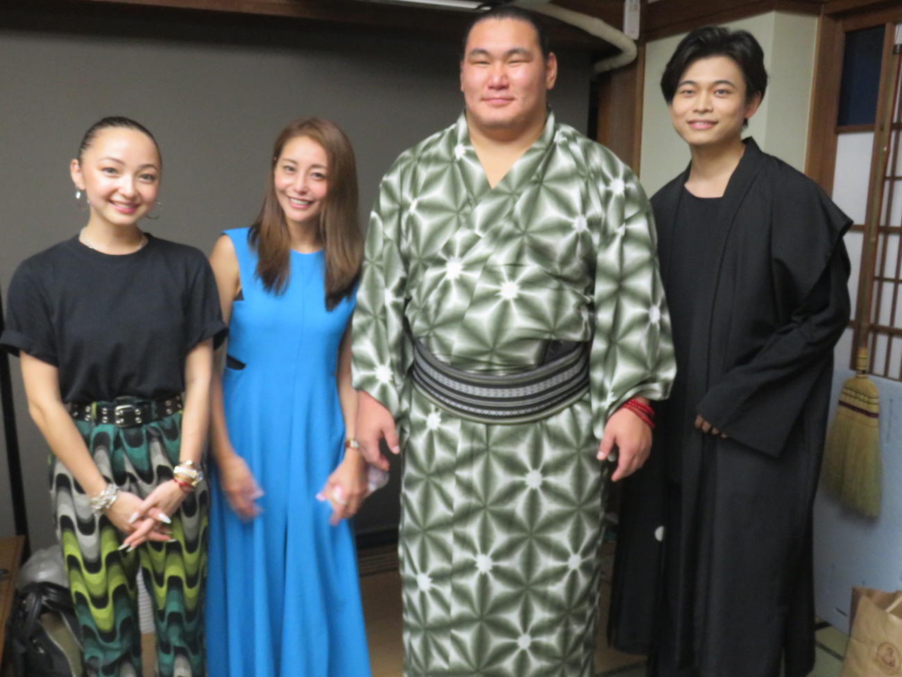 大関豊昇龍（左から3人目）を激励する、左からケイナ、熊切あさ美、1人置いて二見颯一