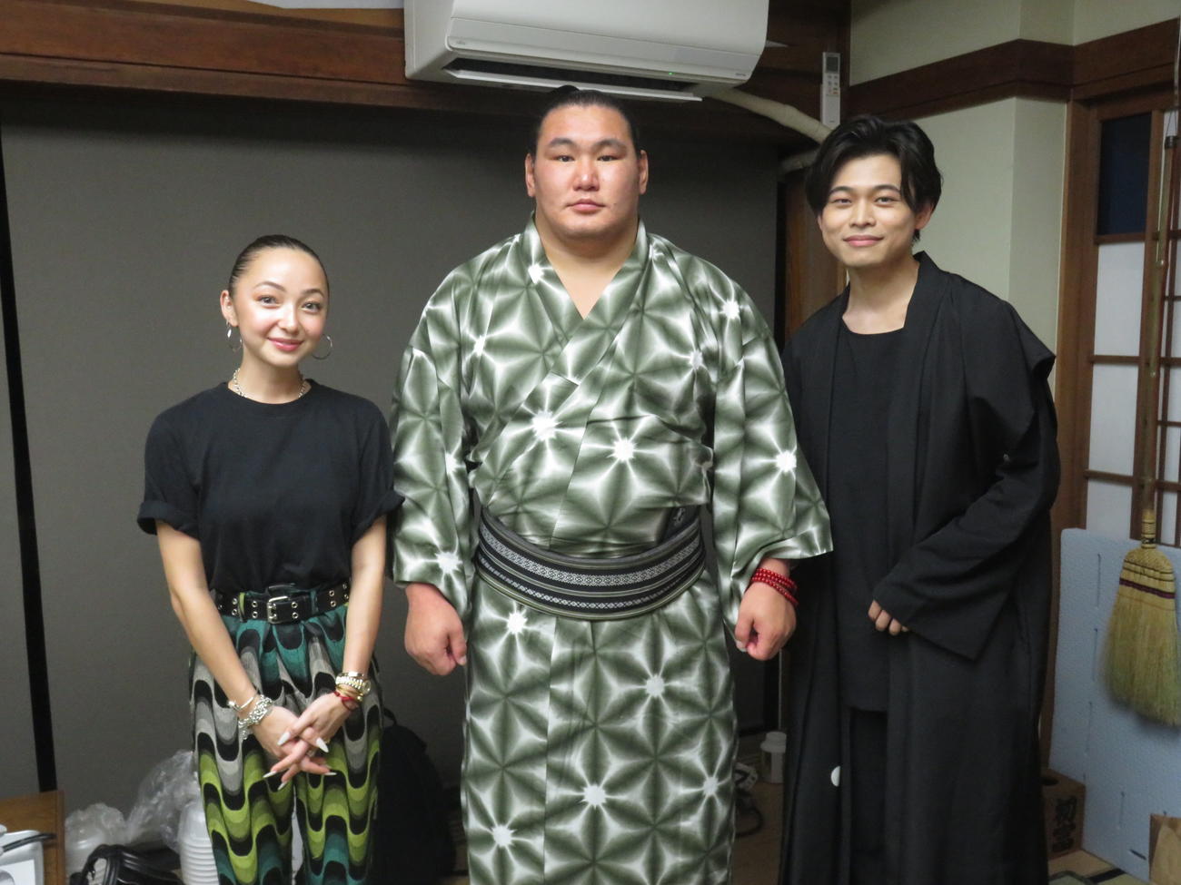ケイナ（左）と二見颯一（右）は大関豊昇龍と記念撮影