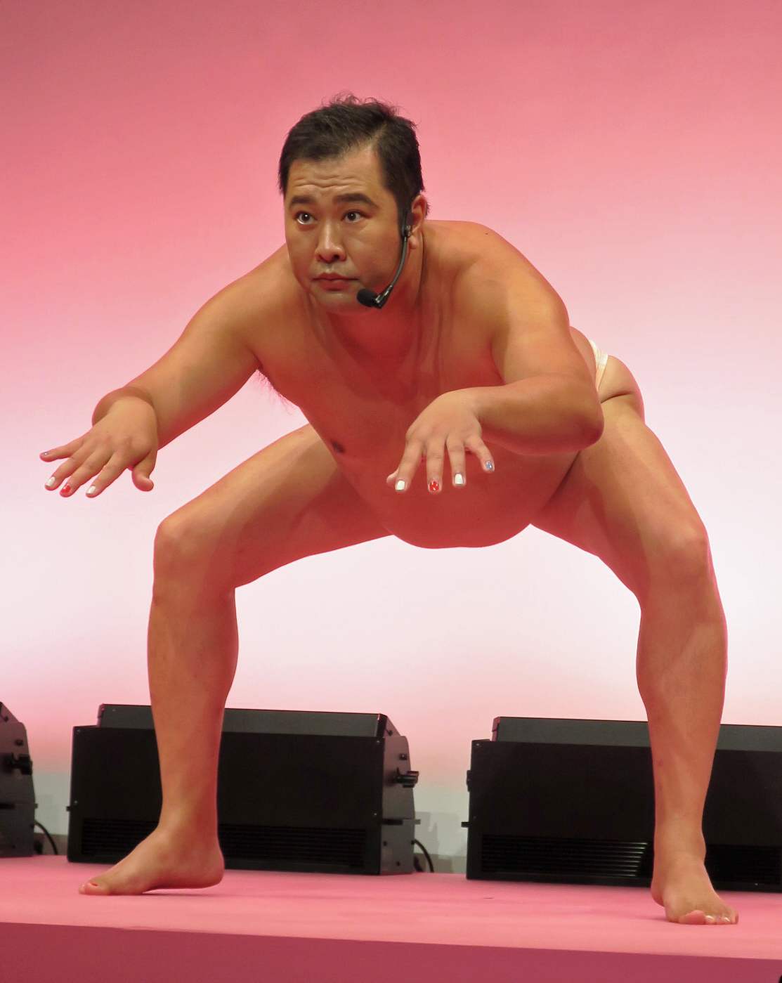 美容イベント「あいたい美的2023」で、「ネイルをしてみもらう時の全裸ポーズ」を披露するとにかく明るい安村