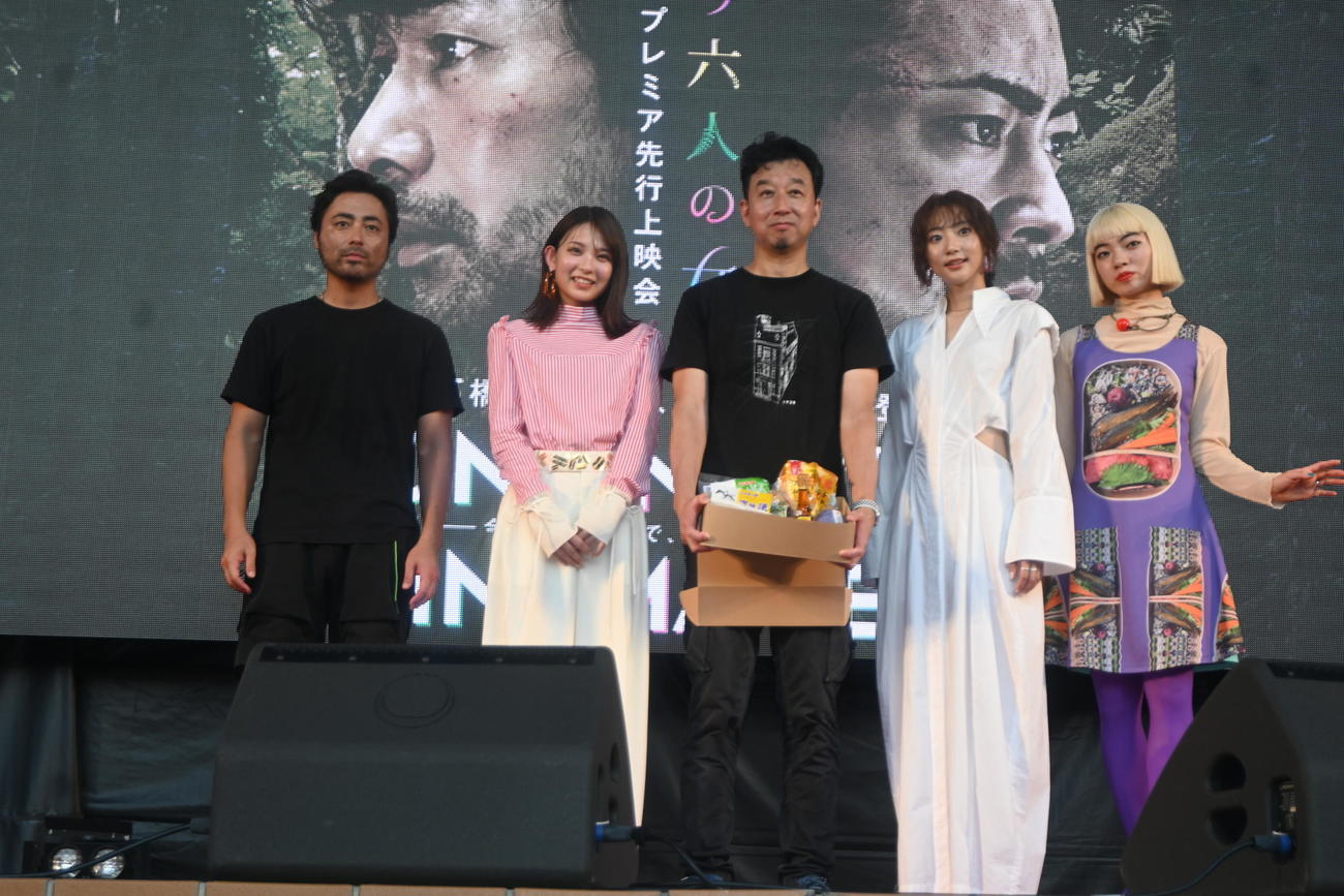 京都府南丹市内で行われた映画「唄う六人の女」のプレミア先行上映会のトークショーに出席した左から山田孝之、桃果、石橋義正監督、武田玲奈、アオイヤマダ（撮影・松浦隆司）