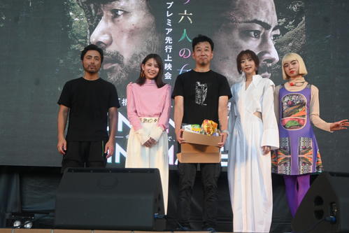 京都府南丹市内で行われた映画「唄う六人の女」のプレミア先行上映会のトークショーに出席した左から山田孝之、桃果、石橋義正監督、武田玲奈、アオイヤマダ（撮影・松浦隆司）