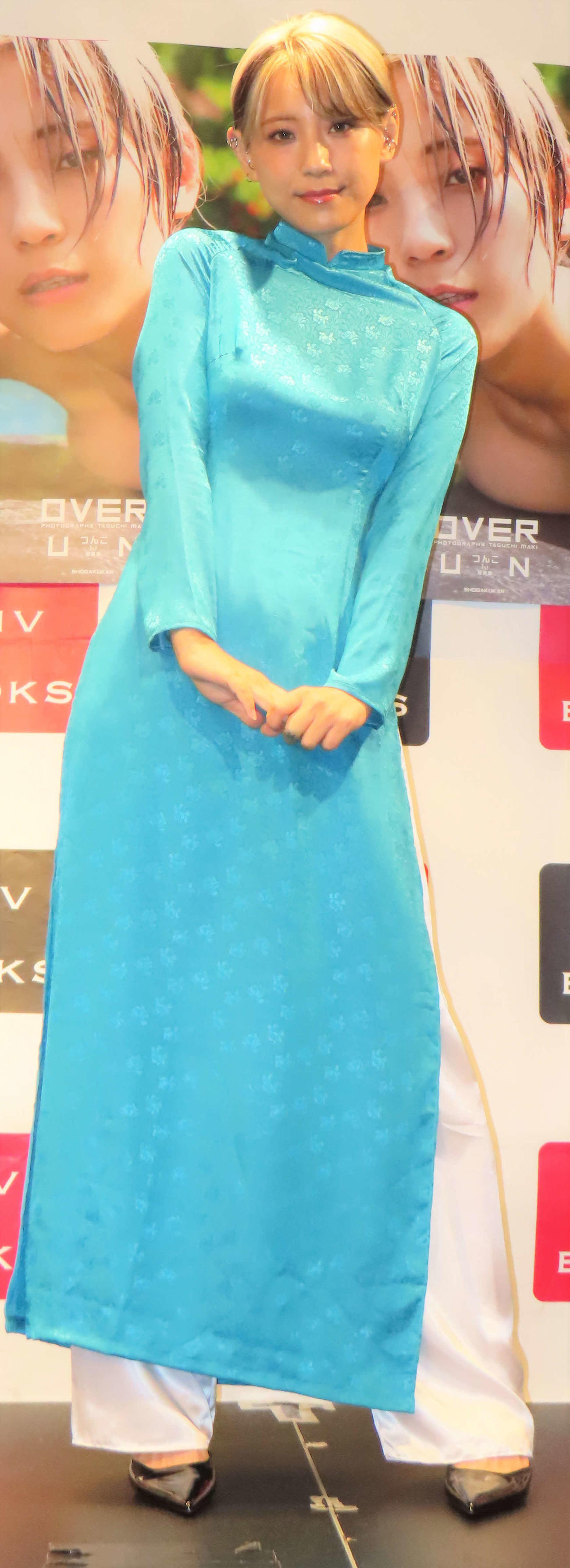 初写真集「OVER」発売記念会見に出席したつんこ