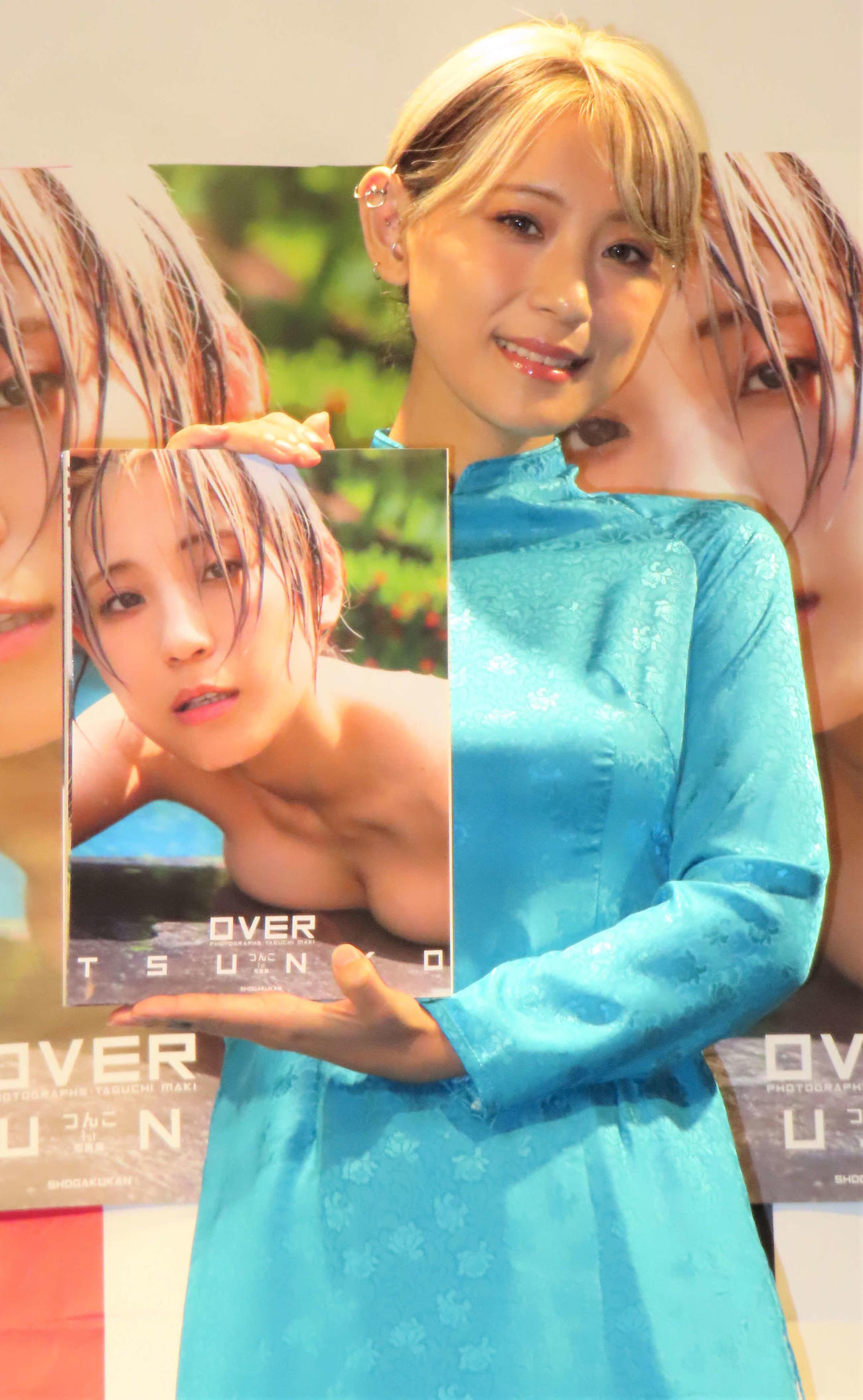 初写真集「OVER」発売記念会見に出席したつんこ