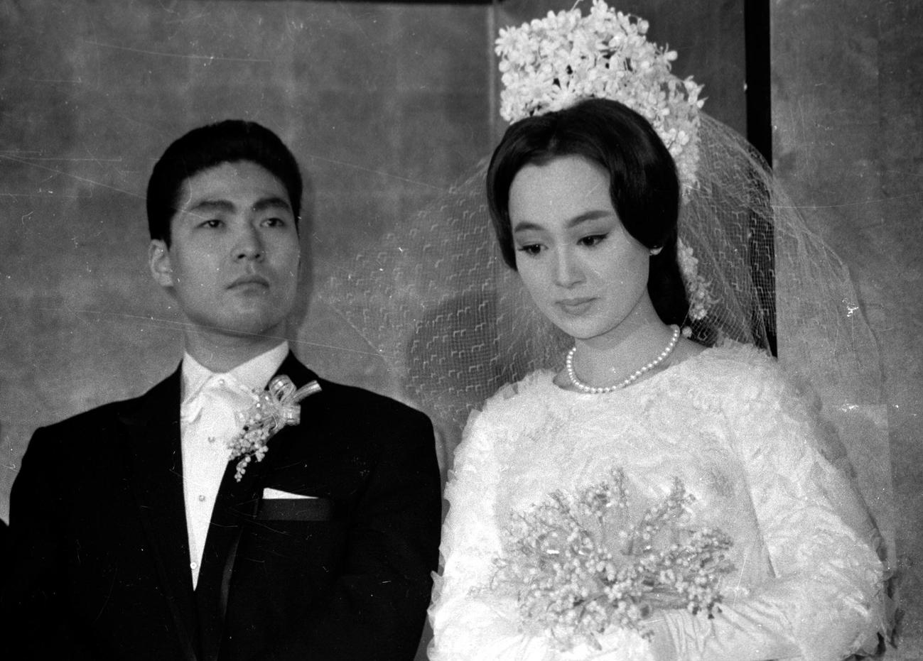 1965年、結婚式を挙げる市川猿之助時代の猿翁さん（左）と浜木綿子
