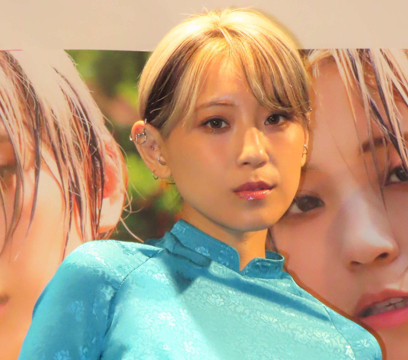初写真集「OVER」発売記念会見に出席したつんこ