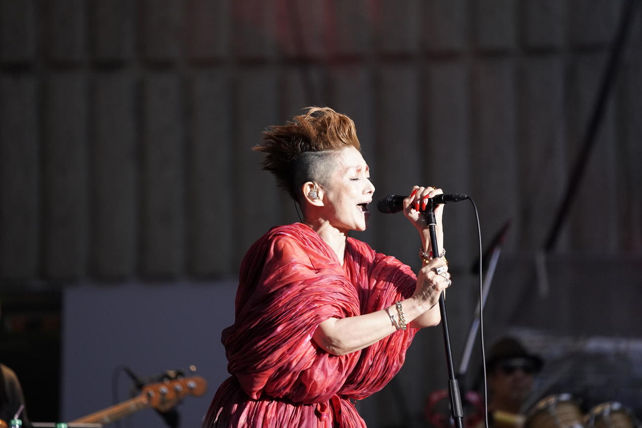 「祝・日比谷野音100周年MARI NATSUKI 50 Jubilee LIVE」のステージで熱唱する夏木マリ
