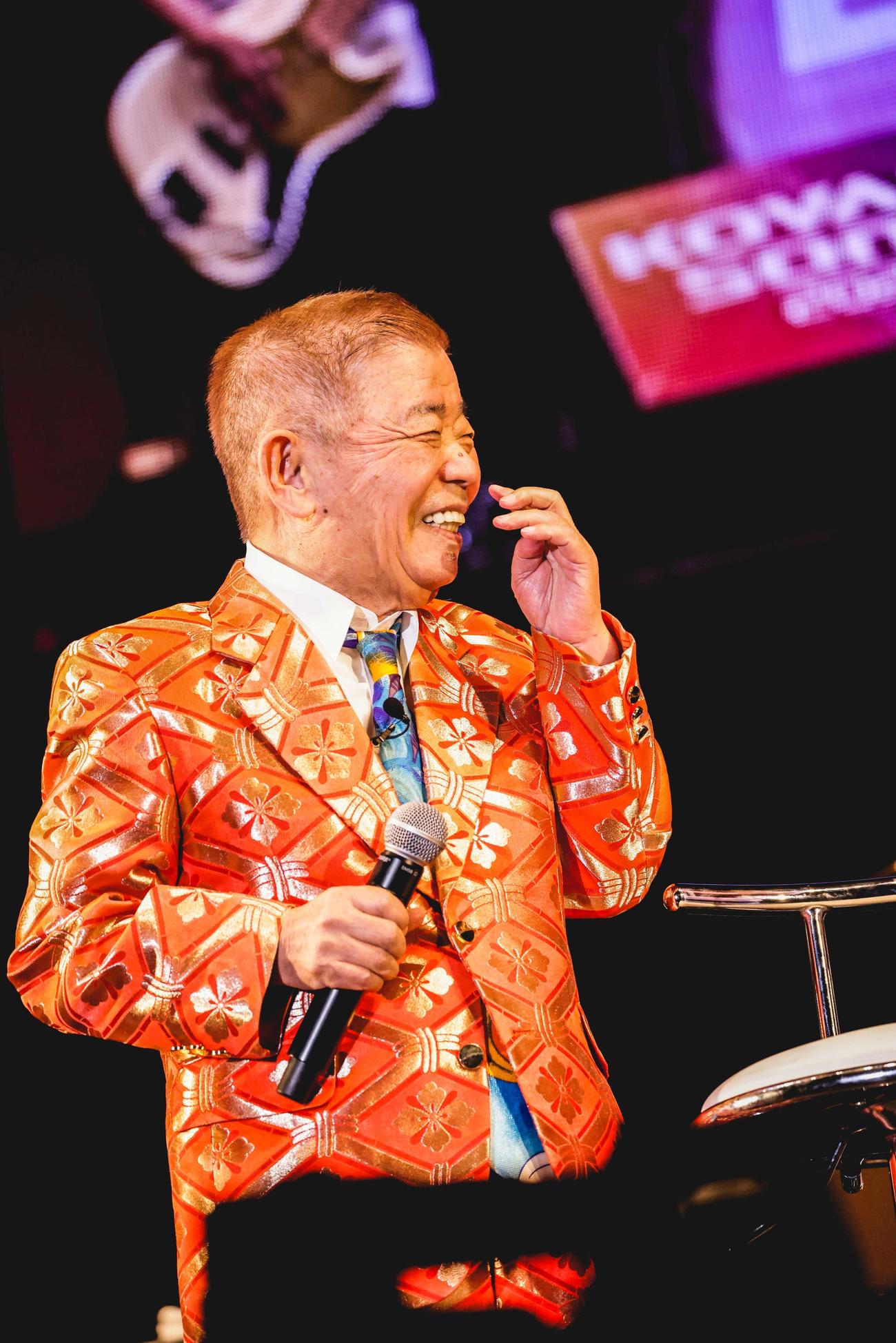 ステージで満面笑みの池乃めだか