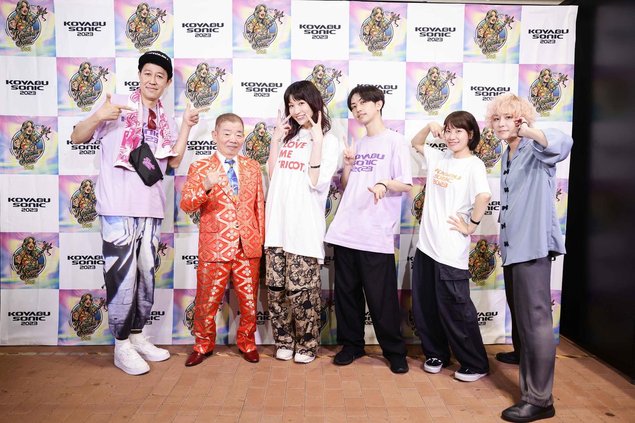 イベント後、囲み取材にも応じた池乃めだか（左から2人目）