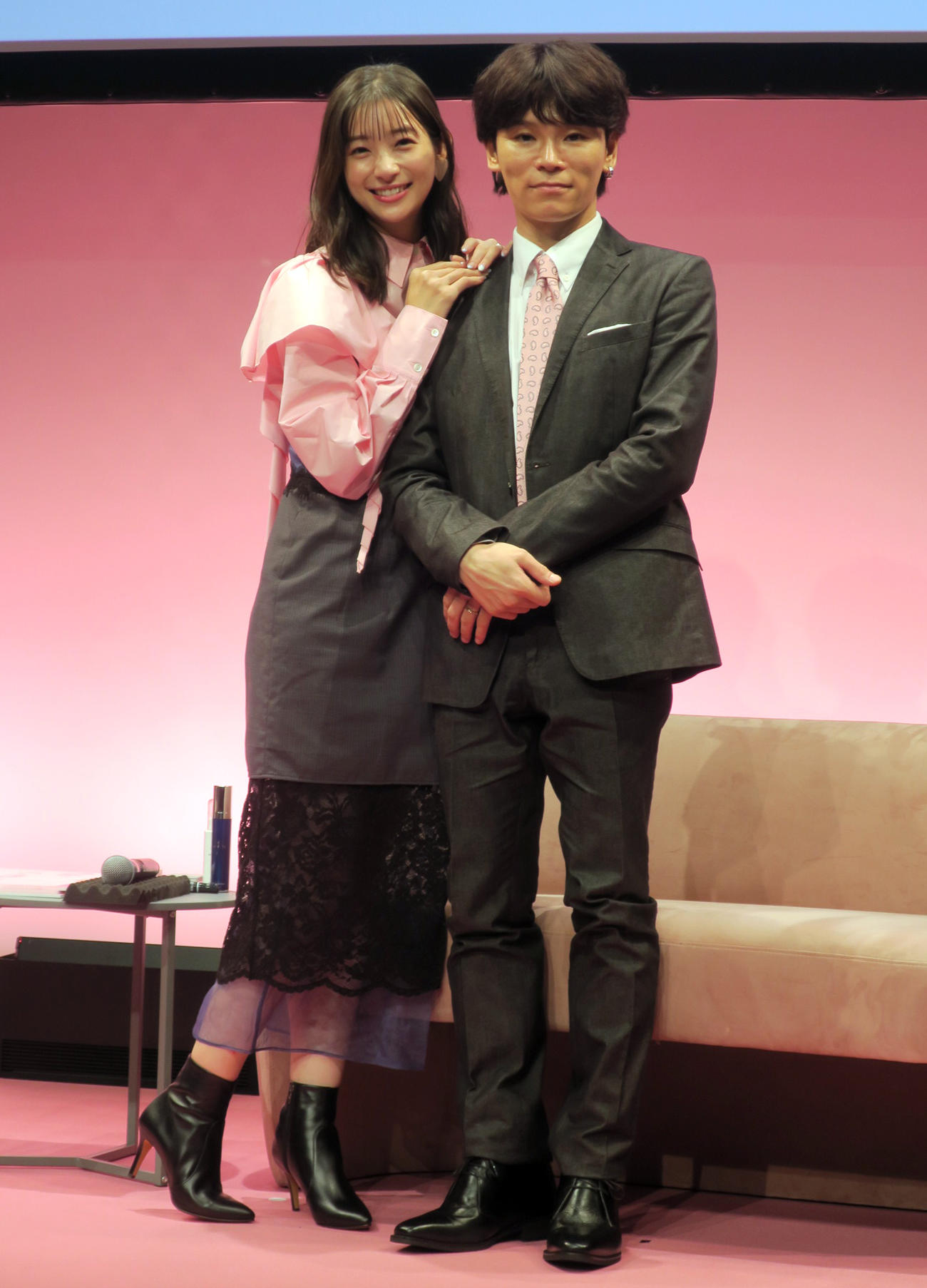 美容イベント「あいたい美的2023」に登場した足立梨花（左）、TATSU（右）夫妻