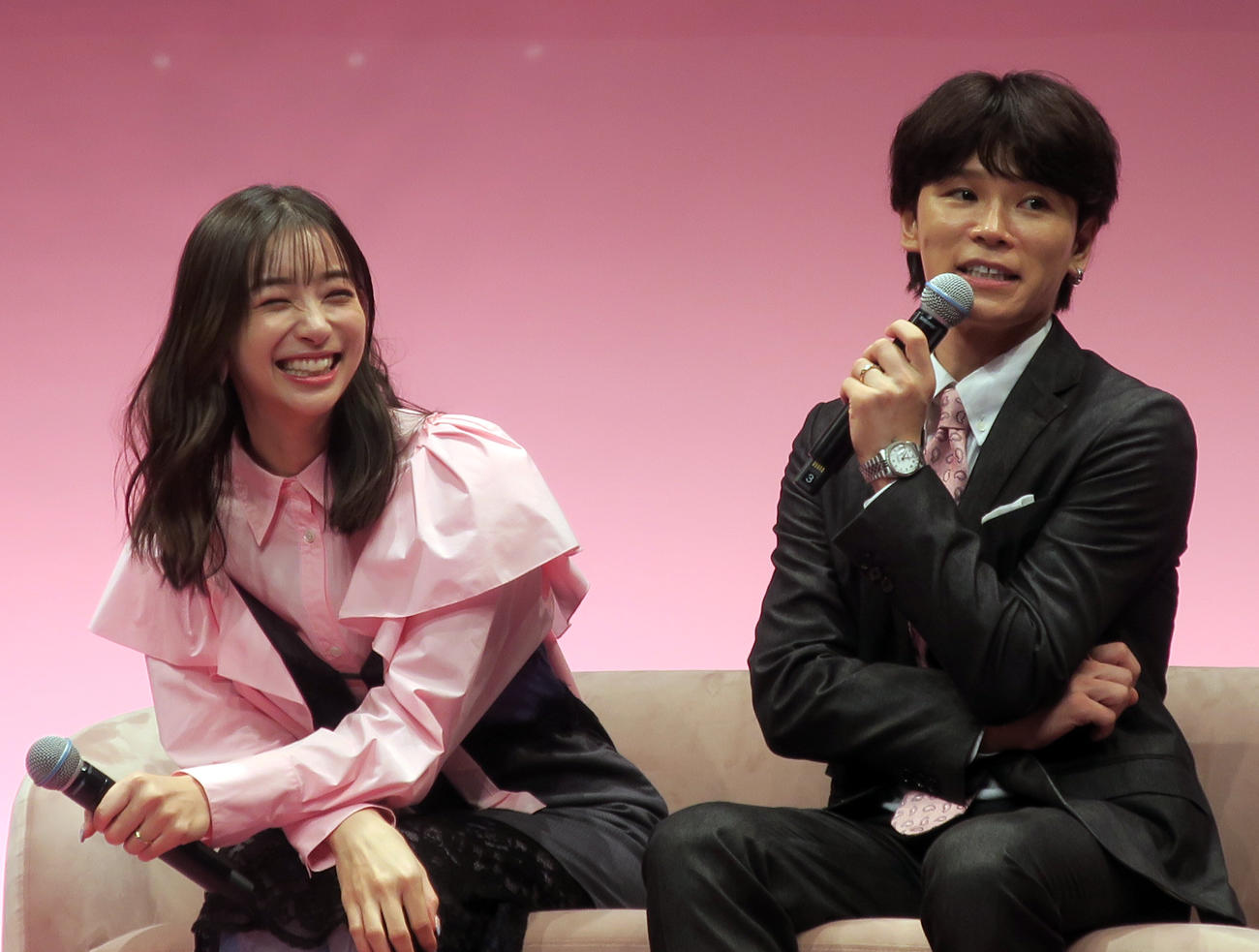 美容イベント「あいたい美的2023」に登場し、仲良しトークをする足立梨花（左）、TATSU（右）夫妻
