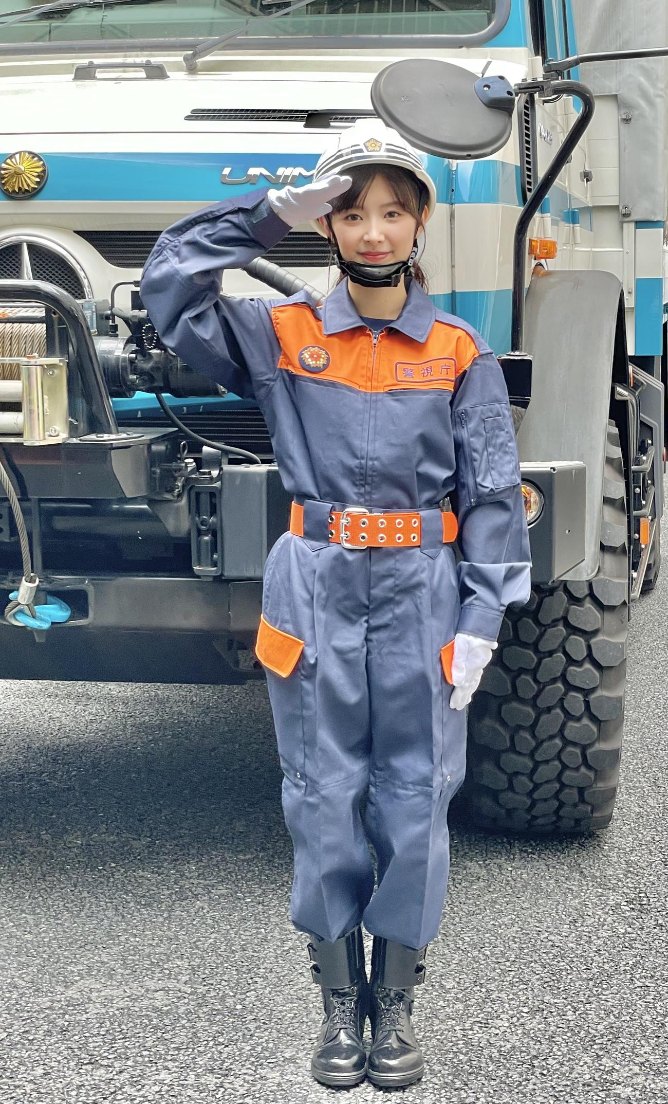 高性能救助車をバックに敬礼する武藤十夢