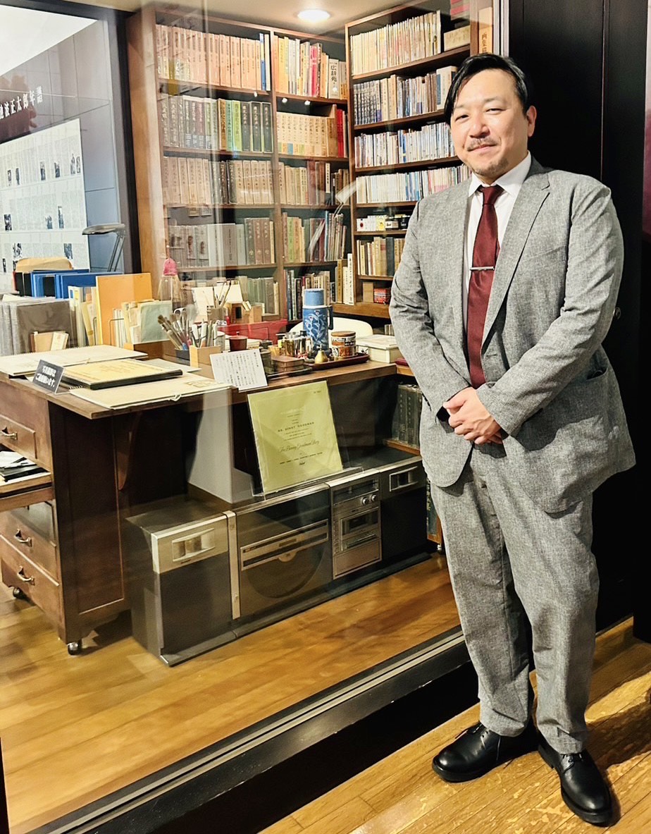 池波正太郎さんの記念コーナーを訪れた今村翔吾氏