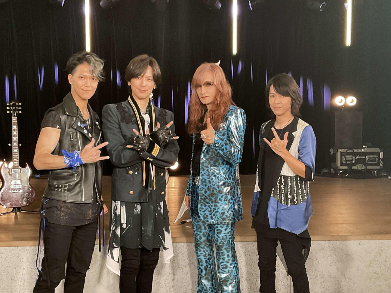 BS朝日「高見沢俊彦の美味しい音楽　美しいメシ」でMCを務めるTHE ALFEE高見沢俊彦（左から3人目）。左から第1回ゲストBREAKERZのSHINPEI、DAIGO、1人おいてAKIHIDE