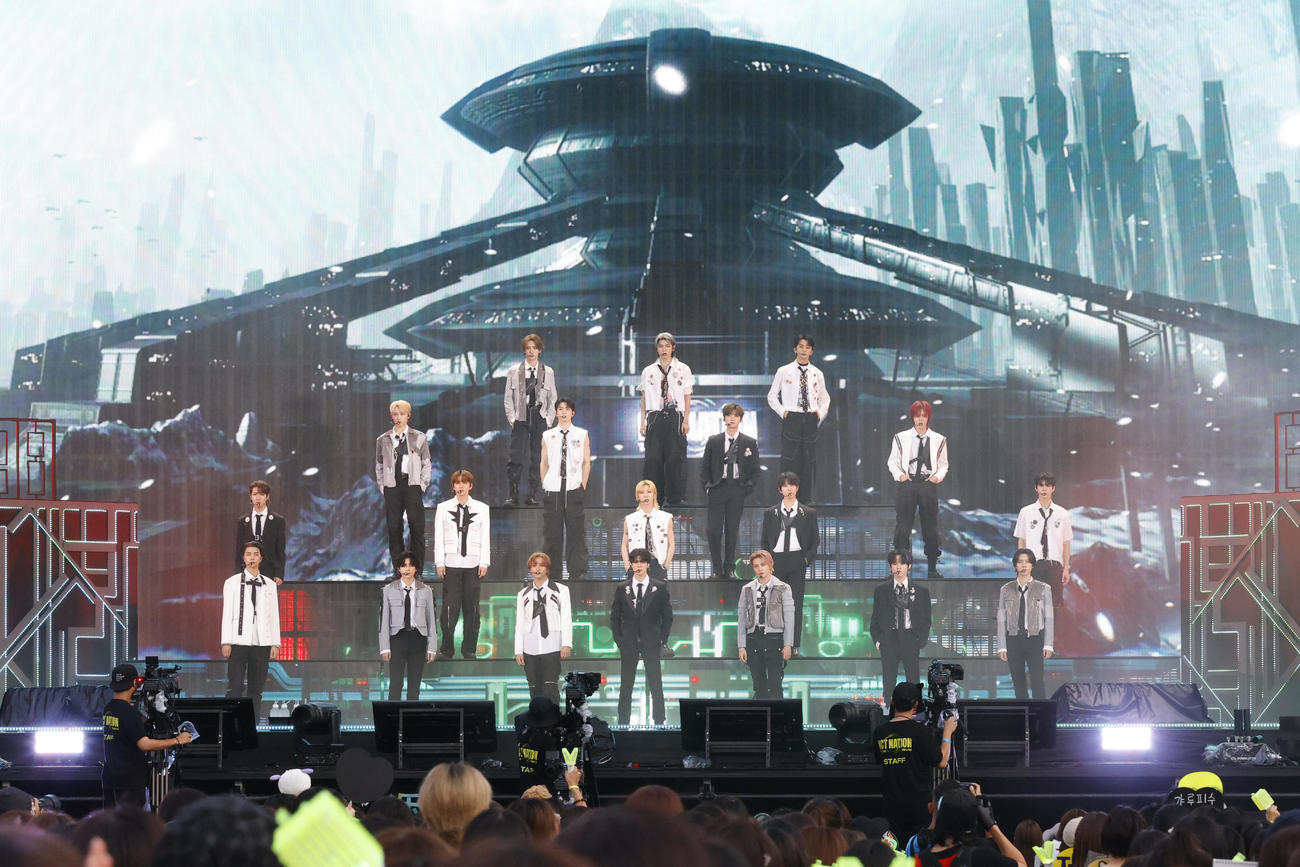 スタジアムライブ「NCT NATION：To The World－in JAPAN」最終日を開催したNCT。最上段左からクン、テヨン、マーク。上2段目左からウォンウィン、ジェヒョン、ジェミン、ユウタ。上3段目左からロンジュン、ジョンウ、テン、チソン、ドヨン。下段左からジャニー、ヘンドリー、ヘチャン、ジェノ、ヤンヤン、チョンロ、シャオジュン