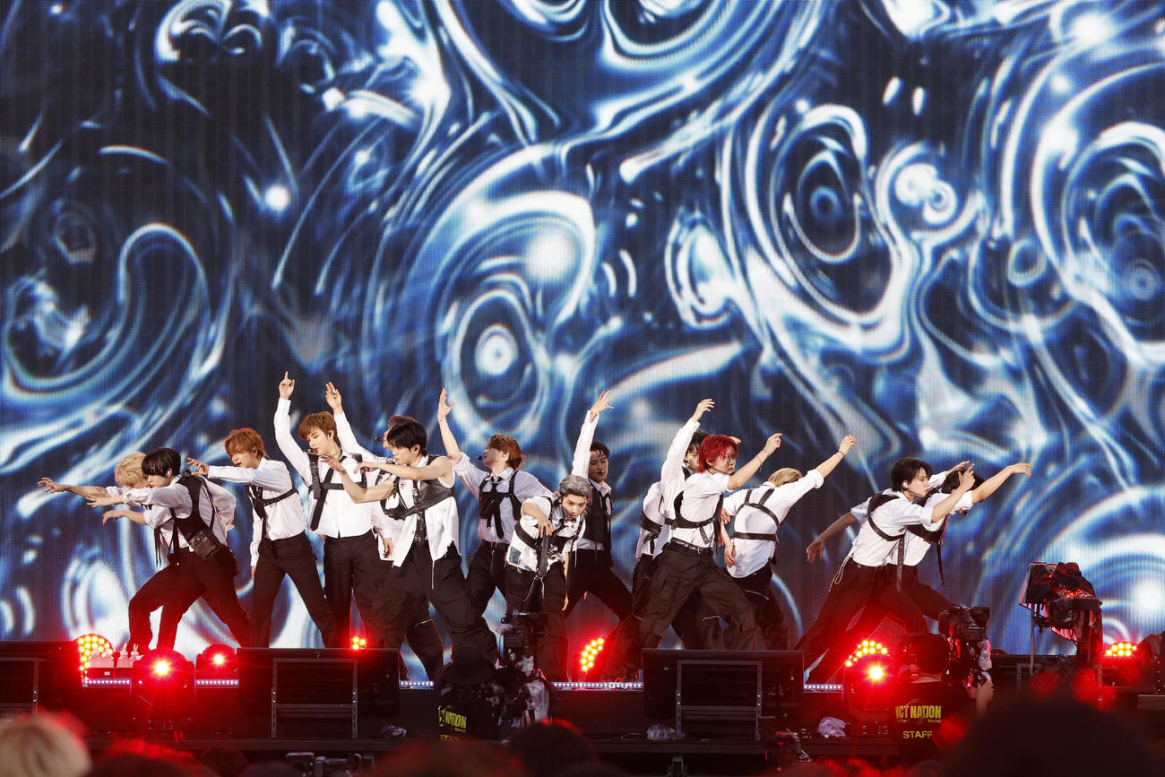 スタジアムライブ「NCT NATION：To The World－in JAPAN」最終日を開催したNCT。左からウィンウィン、チョンロ、ヘチャン、ジョンウ、ジャニー、ジェヒョン、クン、テヨン、マーク、ジェミン、ドヨン、ユウタ、テン、ジェノ、チソン