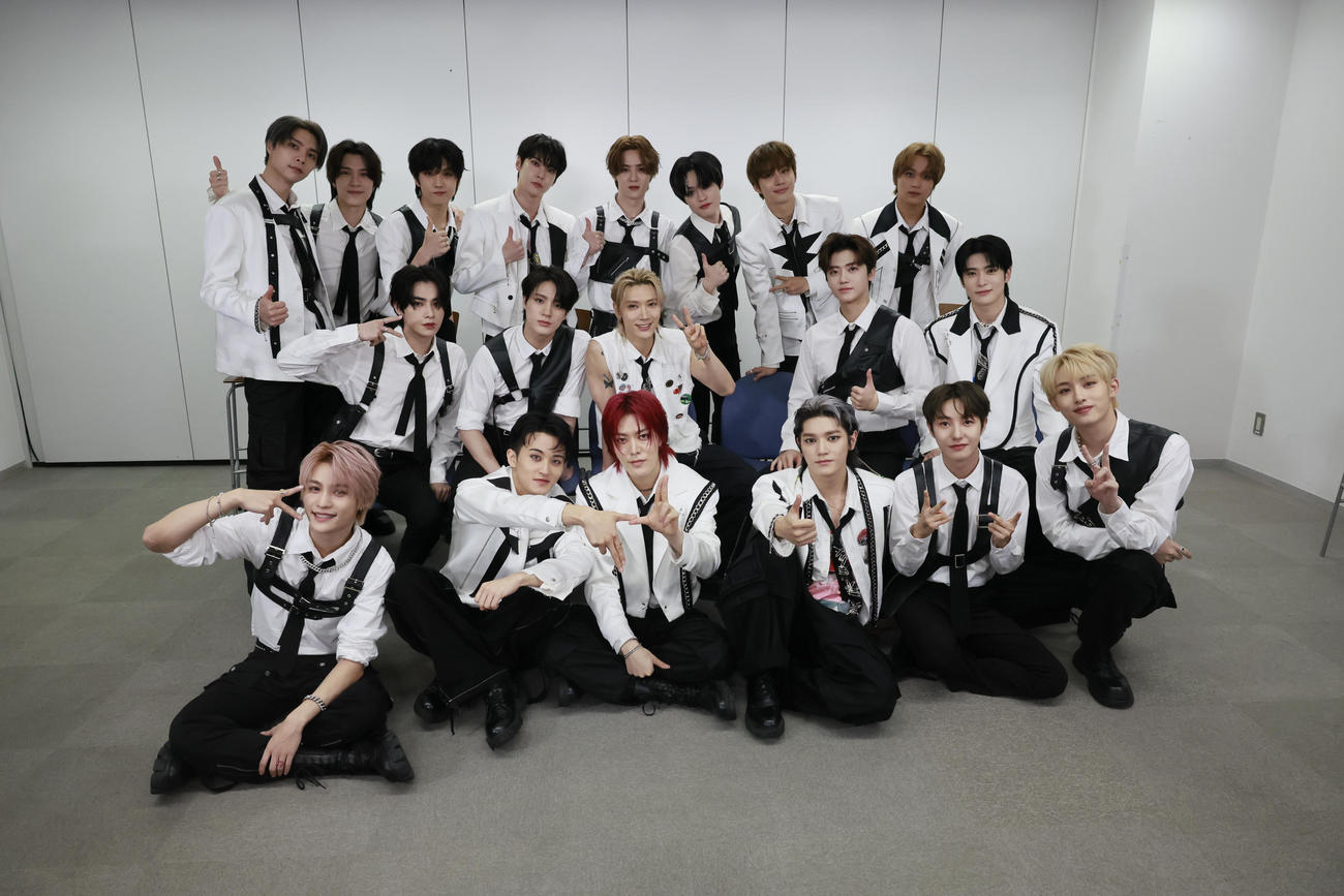 スタジアムライブ「NCT NATION：To The World－in JAPAN」最終日を開催したNCT。上段左からジャニー、ヘンドリー、チソン、ドヨン、クン、チェンロ、ジョンウ、ヘチャン。中段左からシャオジュン、ジェノ、テン、ジェミン、ジェヒョン。下段左からヤンヤン、マーク、ユウタ、テヨン、ロンジュン、ウィンウィン