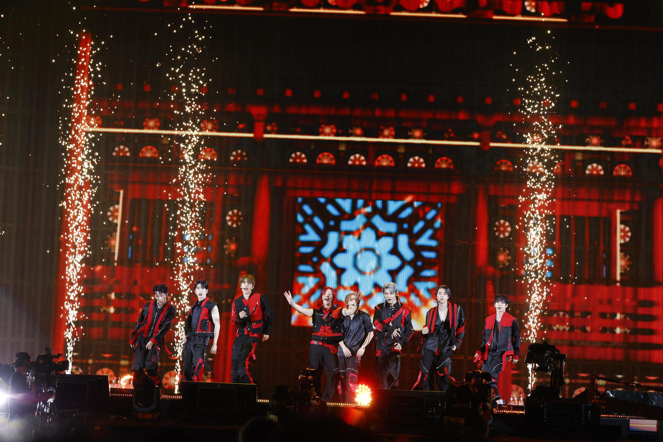 スタジアムライブ「NCT NATION：To The World－in JAPAN」最終日を開催したNCT。左からマーク、ジェヒョン、ジョンウ、ユウタ、ヘチョン、テヨン、ジャニー、ドヨン