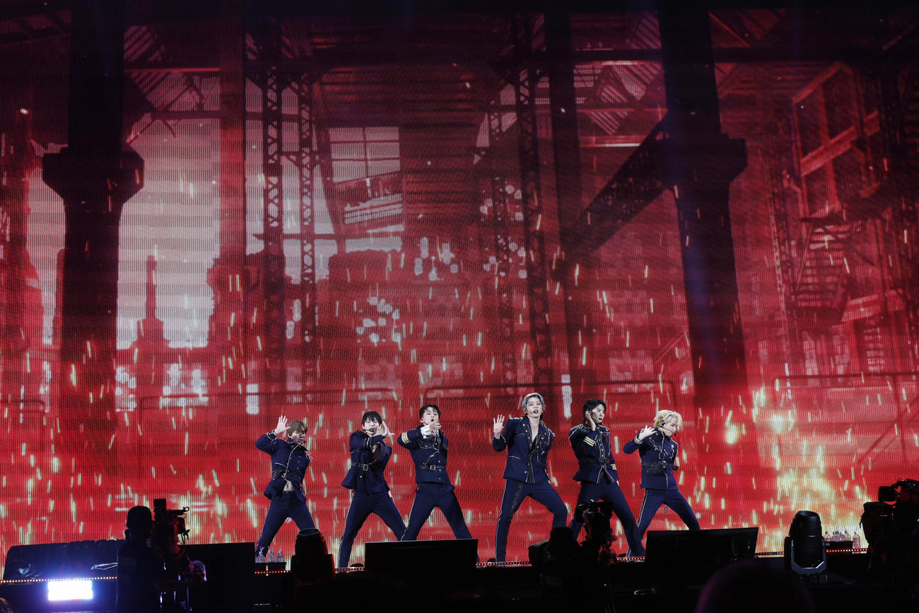 スタジアムライブ「NCT NATION：To The World－in JAPAN」最終日を開催したNCT。左からジョンウ、ドヨン、マーク、テヨン、ジョヒョン、ウィンウィン