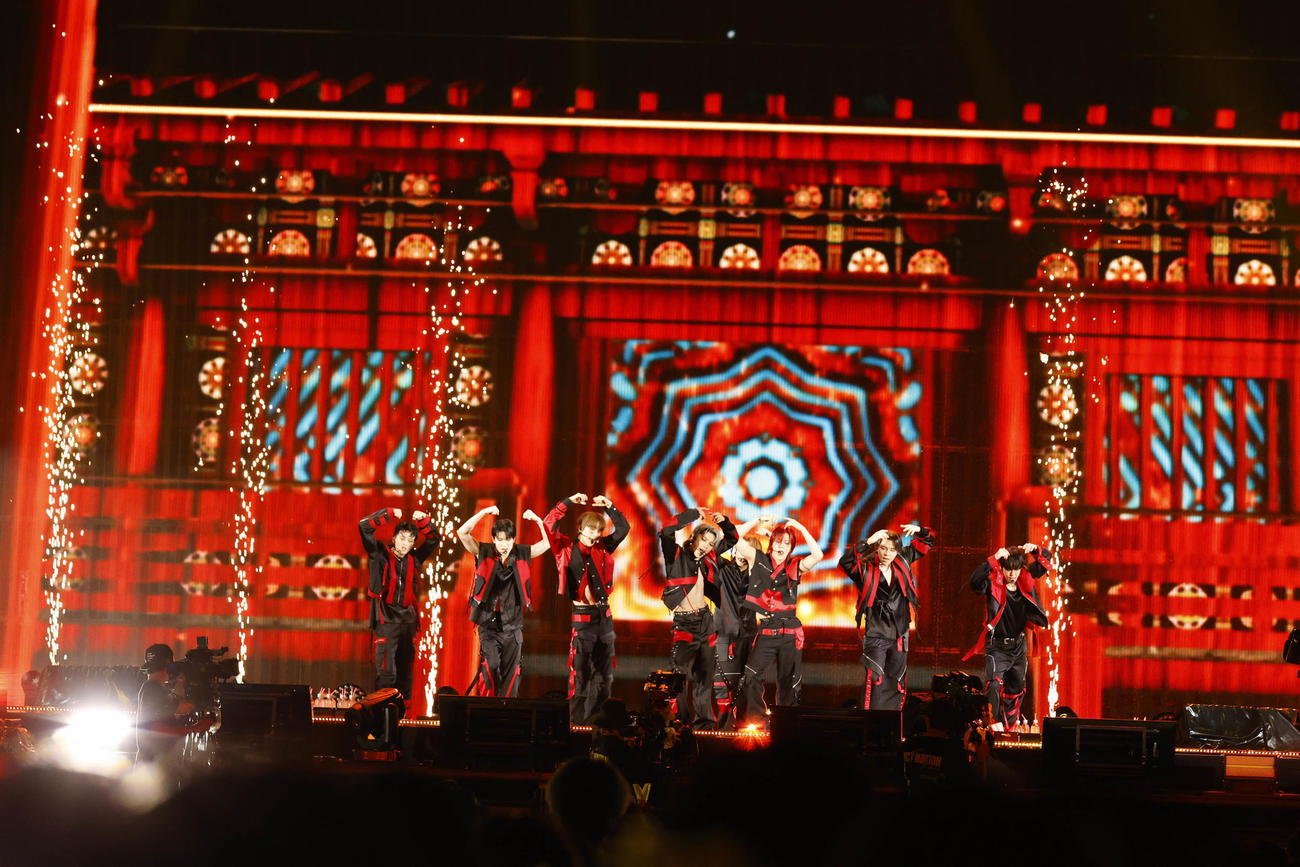 スタジアムライブ「NCT NATION：To The World－in JAPAN」最終日を開催したNCT。左からマーク、ジェヒョン、ジョンウ、テヨン、ヘチャン、ユウタ、ジャニー、ドヨン