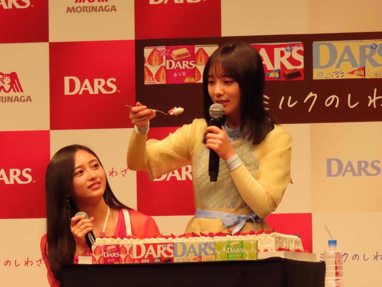 「DARS」新CM発表会で、ケーキを食べる与田祐希（右）。左は井上和（撮影・横山慧）