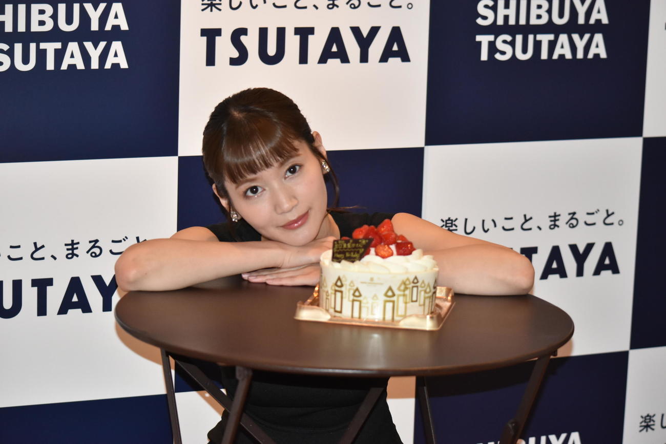 写真集「Essence」発売記念会見で誕生日ケーキで祝福される出口亜梨沙
