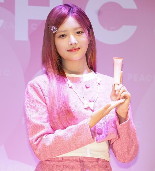 韓国6人組「IVE」レイがピーチ色コーデ、6月以来の日本に「故郷