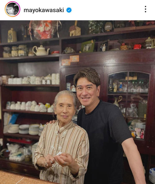 川崎麻世、88歳母と２ショット「母が60年近く毎日喫茶店に立ち続けて来た」感謝の親孝行