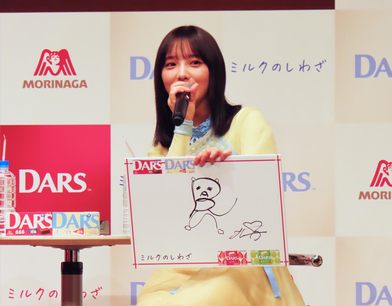 「DARS」新CM発表会で、独特なイラストを披露した与田祐希（撮影・横山慧）