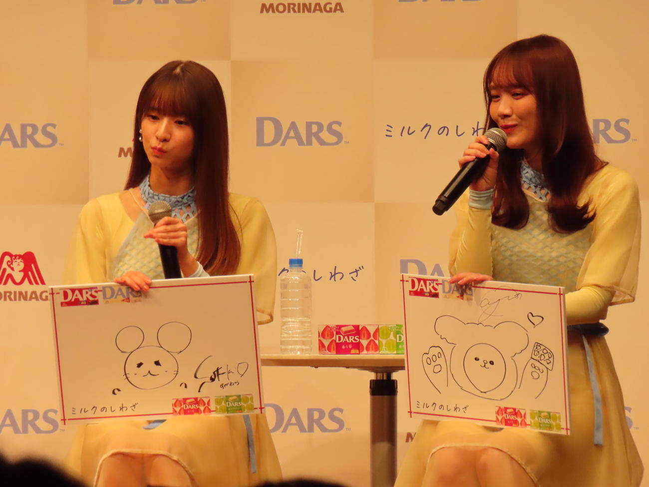 「DARS」新CM発表会でイラストを披露した乃木坂46の菅原咲月（左）と田村真佑（撮影・横山慧）