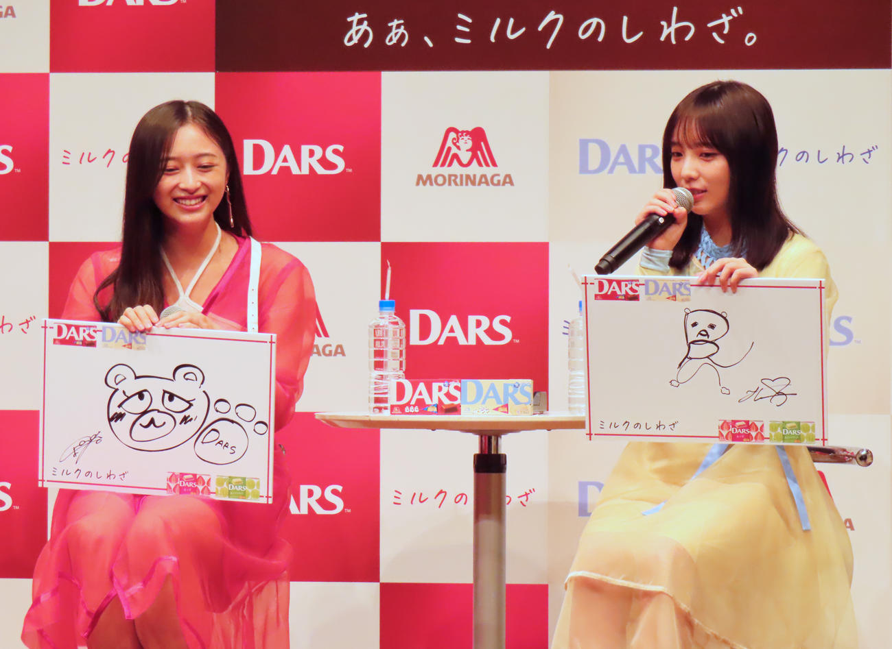 「DARS」新CM発表会で、独特なイラストを披露した与田祐希（右）。左は井上和（撮影・横山慧）