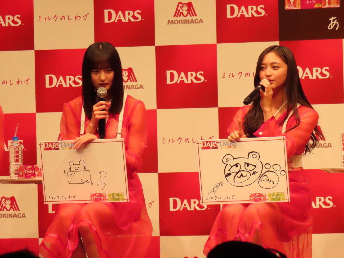 「DARS」新CM発表会でイラストを披露した乃木坂46の遠藤さくら（左）と井上和（撮影・横山慧）
